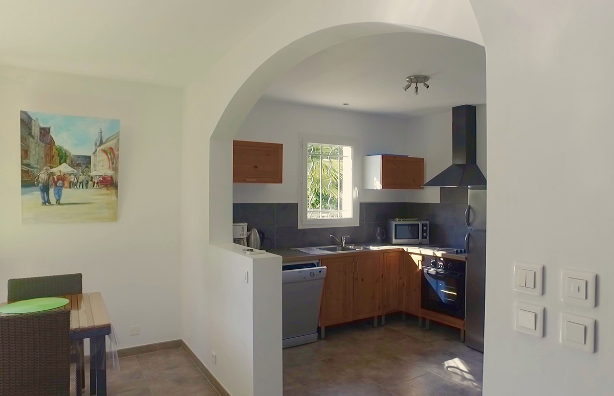 villa Ardeche avec piscine privée, équipement cuisine et salle à manger
