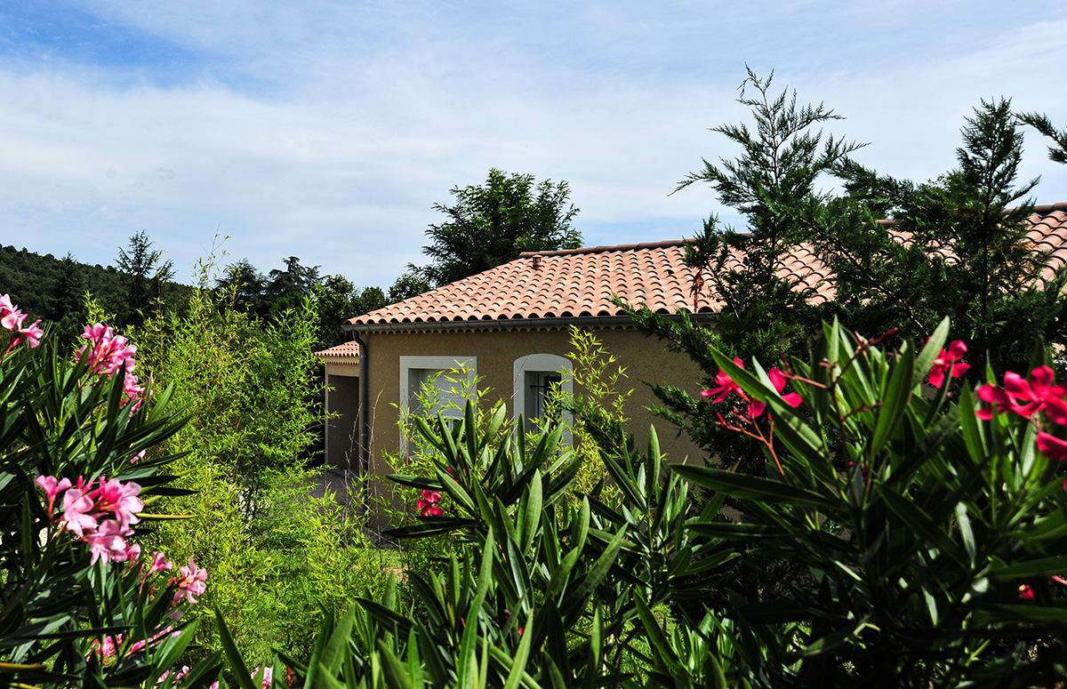 Villa extérieur jardin et piscine privative à Sampzon
