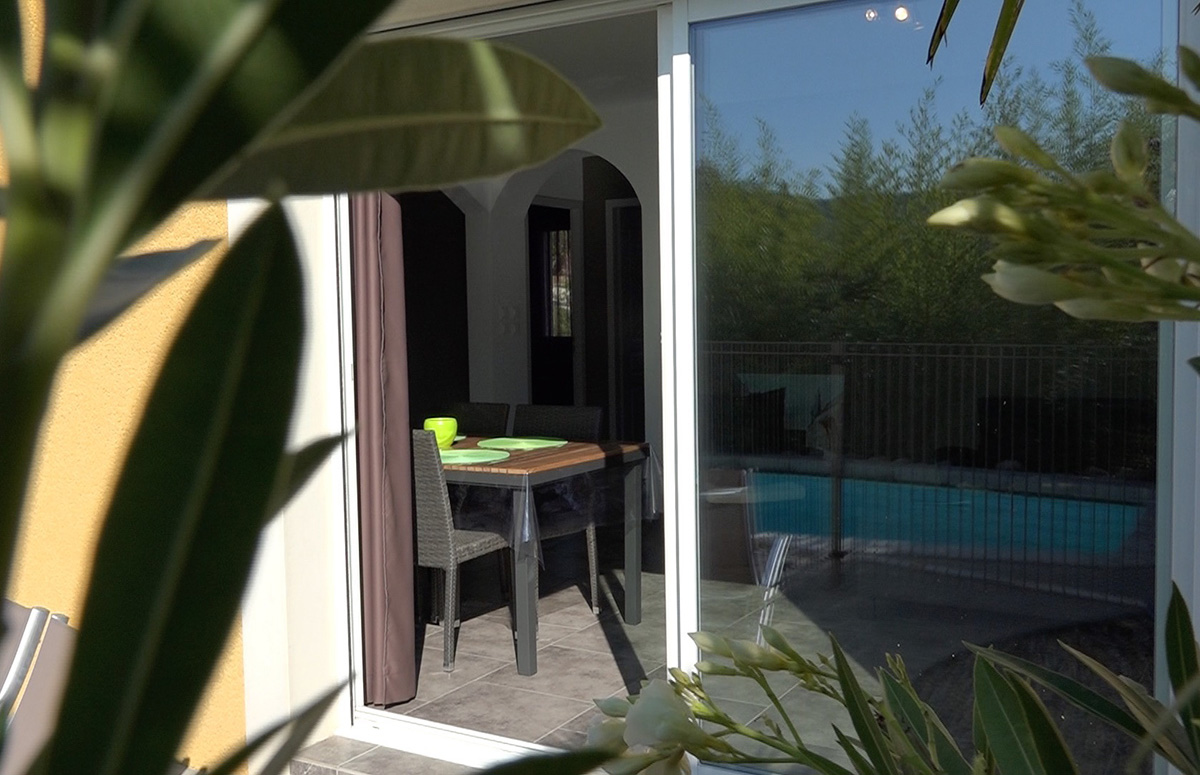 villa avec piscine privée, terrasse piscine