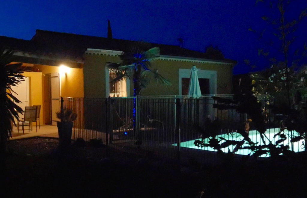 villa pont d'arc piscine de nuit